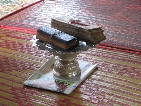 Eine Eigenheit dieser Pagode sind die 2 Palmblätterbücher. Die Einheimischen halten sich eines dieser Bücher an den Kopf und stecken ein Hölzchen zwischen die Blätter. Damit ist die Seite markiert und das Orakel beschreibt die nächste Zukunft. Meist wird das Schicksal aber erst im 3. Versuch akzeptiert.