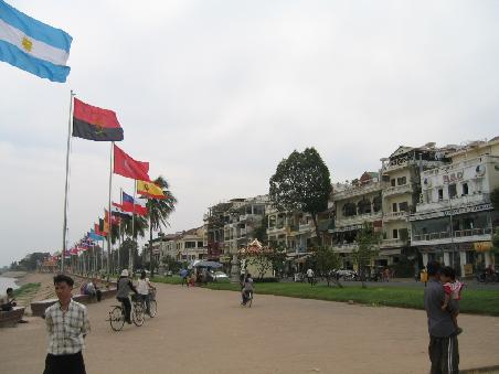 Für Einheimische und für mich, ist das Flussufer des Tonle Sap, mit seiner breiten Promenade, der eigentliche Mittelpunkt der Stadt. Abends tummelt sich hier eine große Menschenmenge um die frische Brise zu genießen.