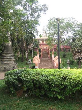 Das Wat Phnom, wenige hundert Meter vom Flussufer des Tonle Sap entfernt. Das Heiligtum ist auf einem Berg errichtet und gibt der Stadt seinen Namen. Der Sage nach ist eine reiche Witwe, die Großmutter Penh auf einen Fund mit Buddhas gestoßen. Als Dank dafür errichtete sie dieses Wat.