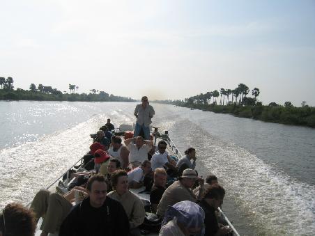Geschätzte 50 Stundenkilometer ging es dahin und der Fahrtwind wehte uns ordentlich um die Ohren als es den Tonle Sap flussaufwärts ging.