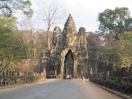 Die 8m hohe Stadtmauer von Angkor Thom umgibt den Stadtbezirk von einer Größe von 3 x 3 km. Diese wird durch 5 Stadttore durchbrochen. Einer davon ist der Eingang durch das Südtor
