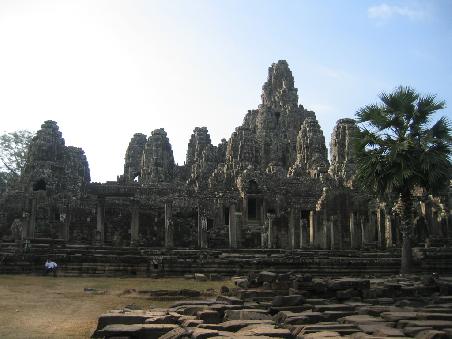In schnurgerader Linie geht es zum Bayon. Das Meisterwerk sollte die Religionen des Landes zusammenführen und auch den Islam in seinen Schoß aufnehmen. Geweiht ist es als buddhistischer Tempel.
Typisch sind die 54 riesigen Türme mit jeweils vier riesigen Gesichtern des Lokesvara.