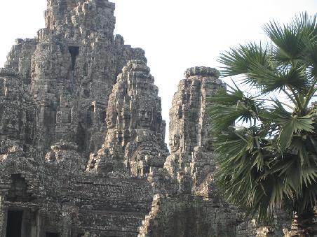 Warum über 200 solcher Gesichter vom Bayon herabblicken ist bis heute unbeantwortet.