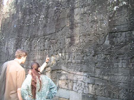 In den Sand-Stein gehauene Reliefs, hier die Darstellung einer Seeschlacht, verzieren viele Wände der umgebenden Außenmauer des Bayon.