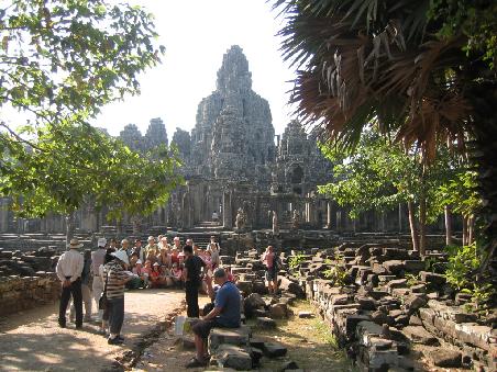 Vor dem Bayon ausgebreitet liegen viele herabgestürzte Steine, die darauf warten, wie bei einem 3D Puzzle, auf ihrem abgestimmten Platz zurückgebracht zu werden