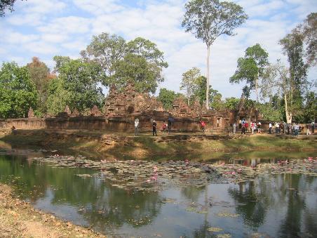 Die Tempelanlage von Banteay Srei zog mich auf seine Art sehr in den Bann. 30km nordöstlich von Siem Reap gelegen, ist diese Anlage außerordentlich winzig.
