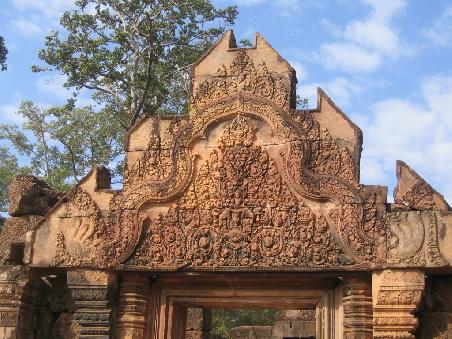 Der aus Sandstein gebaute Tempel Banteay Srei, ist mit Verzierungen ausgestattet, die alle anderen Monumente Angkors übertreffen. Die wundervollen Steinmetzarbeiten, wie hier am Osttor, der Gott Indra darstellt.