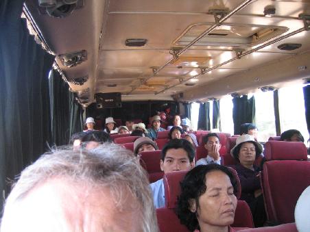 Im vollbesetzten Autobus, ich der einzige Europäer, geht es um 4,5 US$ nach Kamong Cham. Zuerst Richtung Phnom Penh, dann rechts. Voraussichtliche Ankunft um 11 Uhr.
