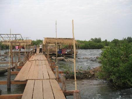 Tatsächlich, hier fließt ein Teil des Mekong wie ein Gebirgsbächlein über die Stromschnellen.