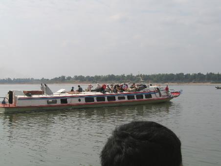 Mit einem solchen Expressboot ging es für 12US$ weiter Mekong aufwärts, gegen Norden Richtung Laos