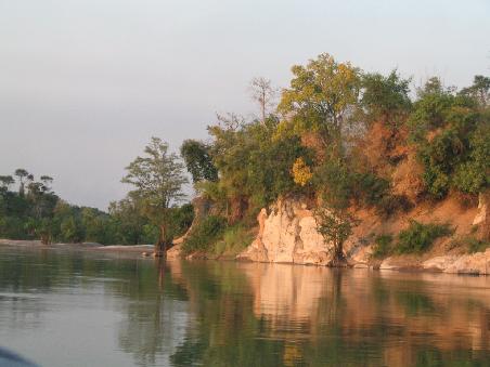 Spiegelglattes Wasser an malerischer Umgebung