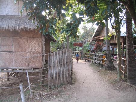 Das Dorf in dem das Gasthaus "Tarzan" steht. Links die Bungalows und rechts das Gasthaus. Nachdem ich mich mit den Wasch- und Duschgelegenheiten nicht recht glücklich war, zog ich es vor, gleich nach dem Frühstück die Weiterreise anzutreten.