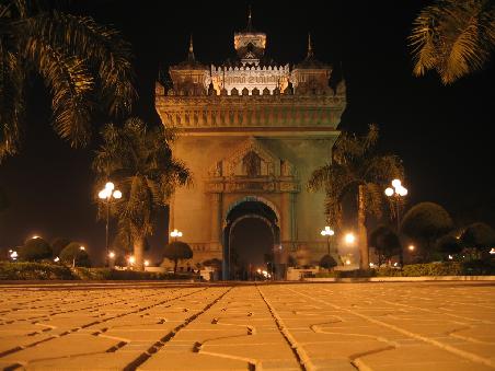 Mein erster Abendspaziergang führte mich gleich zum Wahrzeichen der Stadt Vientiane: das Siegestor Anousavari. Böse Zungen nennen diesen Betonbau auch die "vertikale Rollbahn". In den 50igern errichtet aber niemals fertig gestellt soll angeblich mit dem Beton der Amerikaner für die Rollbahn errichtet worden sein. Tatsächlich sieht der Bau am Tag nicht besonders aus, aber bei nächtlicher Beleuchtung habe ich ihn ganz toll gefunden.