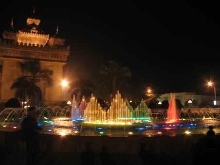 Allabendlich gibt es Wasserspiele am Brunnen vor dem Siegestor, wo sich viele Menschen einfinden um zu spazieren und zu schauen.