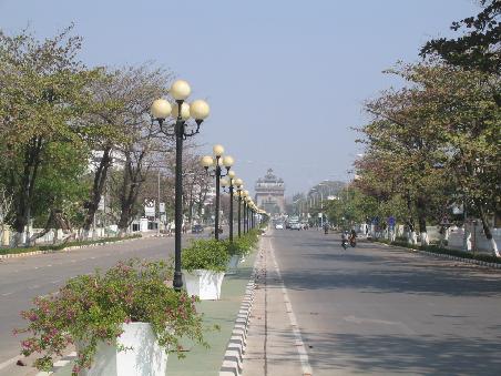 Die Lane Xang Ave eine der Hauptstraßen Vientianes mit dem Siegestor im Hintergrund