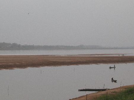 An den Ufern des Mekong in Vientiane, Sandbänke statt Wasser, wie schon so oft beschrieben - Niedrigwasser!