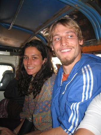 Wir hatten Glück, weil wir rechtzeitig da waren. Wir, Thom und Marie aus Osttirol und ich saßen auf der Außenbank.