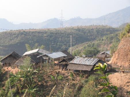 Ein laotisches Bergdorf am Weg nach Luang Prabang