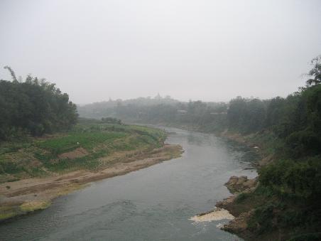 Luang Prabang im Morgendunst aus Sicht des Nam Khan Flusses