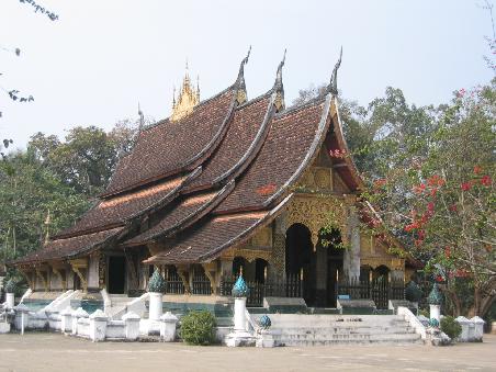 Das schönste Kloster von ganz Laos ist das Vat Xieng Thong. Der Name bedeutet "Kloster zur goldenen Königsstadt".
Die Anzahl der goldenen Spitzen am Dach zeigen die rituelle Bedeutung des Heiligtums an. Die 17 Spitzen von Vat Xieng Thong dürfen nicht überschritten werden.
