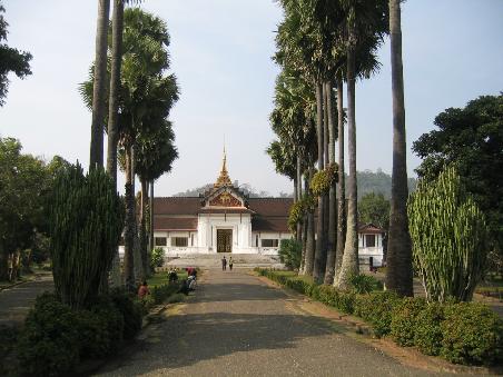 Im ehemaligen Königspalast von Luang Prabang, dem Ho Kham, ist heute eines der interessantesten Kunstsammlungen Südostasiens untergebracht. Das gesamte Vermächtnis der letzten laotischen Königsfamilie gewährte den Besuchern seltene Einblicke in die jüngste Vergangenheit.
Die Familie des letzten Königs Savang Vatthana lebte bis zur Machtübernahme der Pathet Lao im Jahre 1975 im Ho Kham.
Bis zum heutigen Tag ist der Verbleib der Familie unbekannt. Der König, seine Frau und der Kronprinz wurden 1977 in Gefangenschaft weggebracht und alles deutet darauf hin, dass sie dort in Gefangenschaft starben. Die offizielle Version besagt, dass der König seinen Palast dem laotischen Volk schenkte.