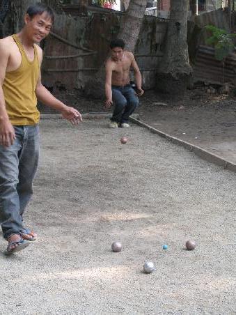 Dass die Franzosen einige Zeit hier waren, erkennt man noch heute an begeistertem Spiel mit den Boccia-Kugeln