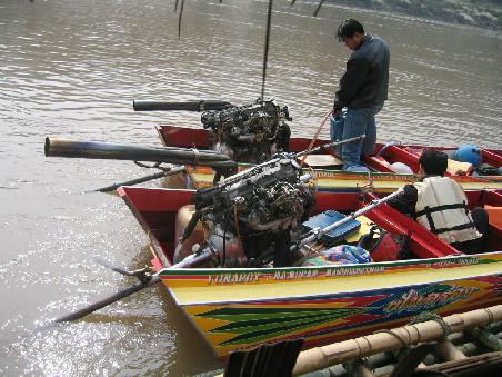 Kurz vorm Start werden die Speetboote, fuer die 7-stuendige Reise, zur Nordgrenze von Laos noch aufgetankt
