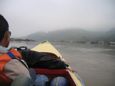 Am Morgen war es noch sehr diesig und bei der flottten Fahrt, so ein Boot wird bis zu 80 Stundenkilometer schnell,
war ich froh dass ich meinen Anorak angezogen hatte