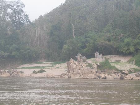 Tolle Flusslandschaften ziehen an uns vorbei, immer weter am Mekong stromaufwärts