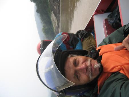 Gut ausgerüstet mit Helm samt Visier rasten wir auf dem Mekong dahin