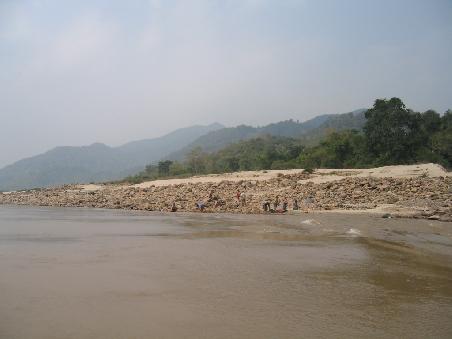 Hier sind richtige Goldwäscher am werken. Kein Spaß! Manchmal wird hier wirklich etwas Gold aus dem Mekong herausgewaschen.