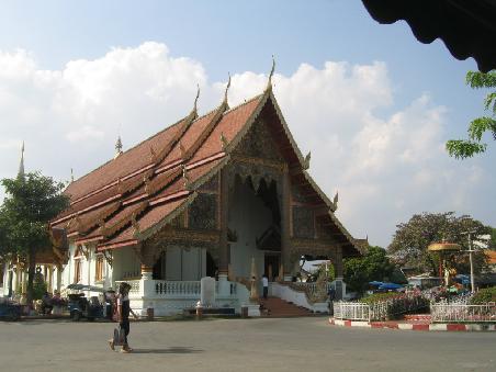 Wat Phra Sing aus dem 14. Jahrhundert mit schönen Holzschnitzereien und Wandmalereien
