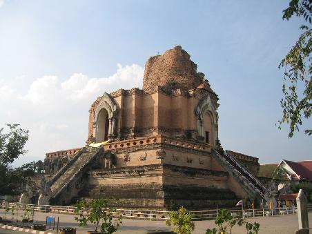 Wat Chedi Luang soll einmal 90 m hoch gewesen sei. Doch ist der Schedi 1545 bei einem Erdbeben zerstört worden und niemals wieder mehr aufgebaut worden.