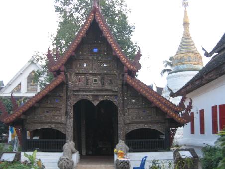Wat Maharam ist mit seinen Holzschnitzereien ein sehr interessant anzuschauender Tempel und liegt an einer der Hauptstraßen Chiang Mai´s, der Tapae Road