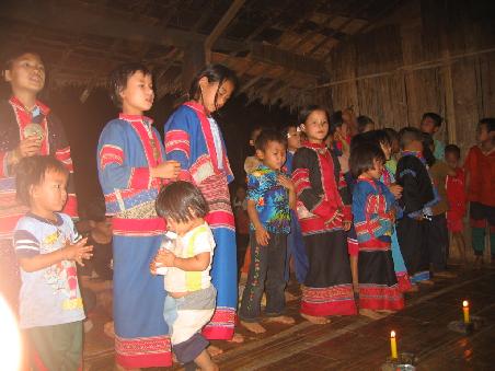 Ein Gesangs- und Tanzprogramm der Kinder des Dorfes gabs nach dem Abendessen