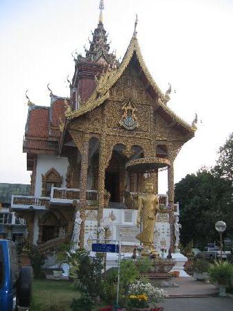 Das Wat Bupharam besitzt den größten aus Teakholz geschnitzten Buddha