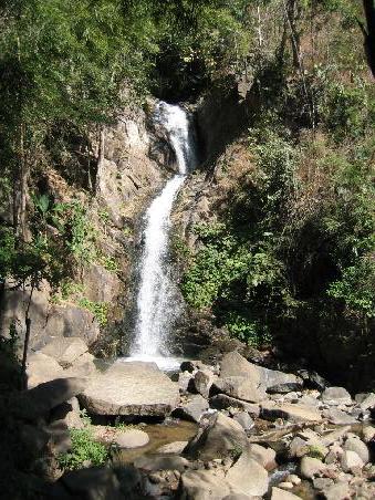 Dieser Wasserfall war unser nächstes Ziel, wo wir zur Rast auch ein vorbereitetes Mittagessen einnahmen.