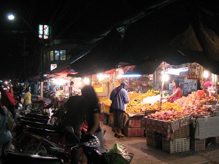 Auf der Suche nach einer Bar oder Disco kam ich an diesem stark frequentierten Nachtmarkt vorbei. Hier wurden die frischen Obst und Gemüsesorten, von den umliegenden Bauern während der Nacht angeliefert.