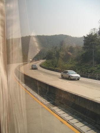 Wir waren auf einer Autobahn unterwegs und mein Ärgernis war es, nichts zu sehen. Zu viele Einheimische waren mit mir im Bus, sie zogen die Vorhänge zu, damit sie nicht von der Sonne beschienen wurden.
Also konnte ich im Travelbook schmökern und ich las, dass es doch eine gute Entscheidung gewesen wäre mit dem Zug zu fahren. Auf dieser Strecke ist der Zug durch eine schöne Gegend, durch einen Nationalpark, unterwegs.