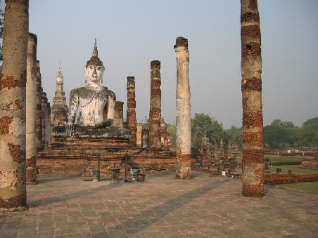 Die Buddhafigur im Wat Mahathat. Vom Versammlungsraum blieben nur der Boden und die Säulen.