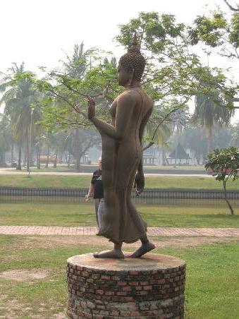 Die hier ausgegrabene, oft kopierte Buddhastatue, der beim Gehen hier meditiert.