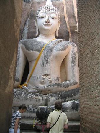 Im Norden liegt das Wat Sri Chum mit dem riesigen sitzenden Buddha aus dem 14. Jahrhundert