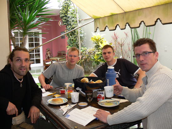 Mit unsererm ersten "Reisefuehrer Rafael (links) beim Fruehstueck.
Daneben von links nach rechts: Christian, Stephan und Gunnar.