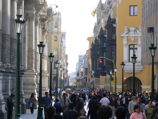 Strasse im Kolonialstil in Lima.