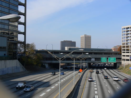 wenig Verkehr auf vielen Spuren