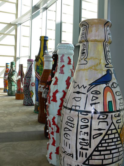 Recycling mal anders (die Flaschen sind aus verschiedenen wiederverwendeten Materialien gemacht)