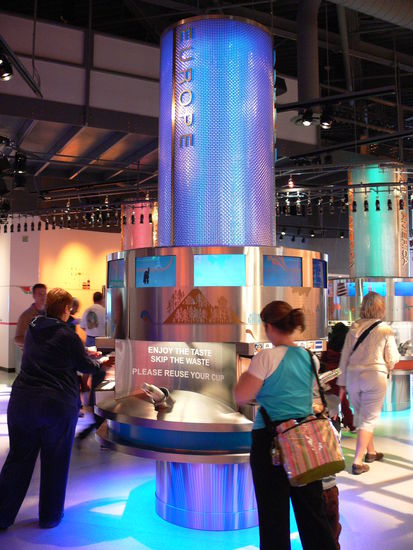 Abfüllanlage
in diesem Raum konnte man an verschiedenen "Zapfstationen", aufgeteilt nach Kontinenten, verschiedenste Geschmacksrichtungen dieses Riesenkonzerns probieren, von normaler Cola bishin zu Cola mit Zahnpastageschmack (bäh); 
übrigens: die Eigenschöpfung der Peruaner, die berühmte INKA-Cola, gehört auch zum Coka Cola-Imperium...