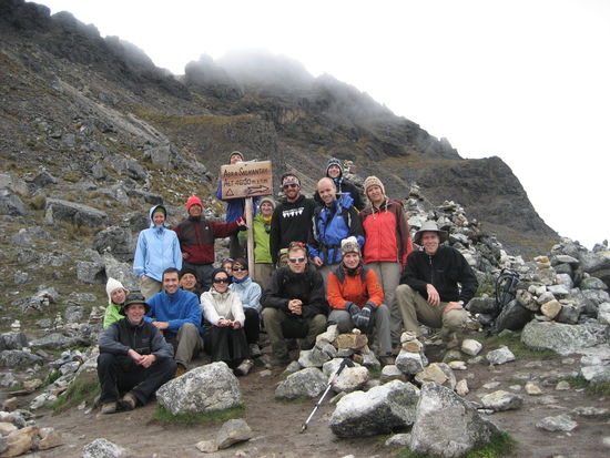 Nach und nach ist die ganze Rasselbande an der Wegmarke 4.650m angekommen