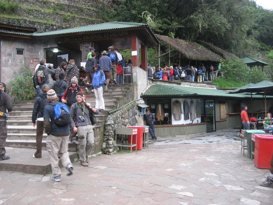 So siehts am Einlass morgens gegen 6 aus.