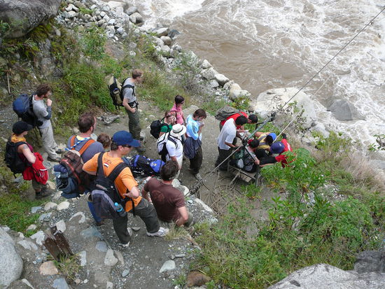 In den meisten Doerfern ersetzen Stahlseile die Bruecken ..........